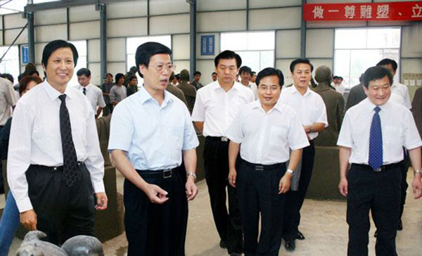 中央政治局常委、國務(wù)院副總理張高麗蒞臨華藝雕塑視察指導(dǎo)，傅紹相總經(jīng)理介紹雕塑藝術(shù)