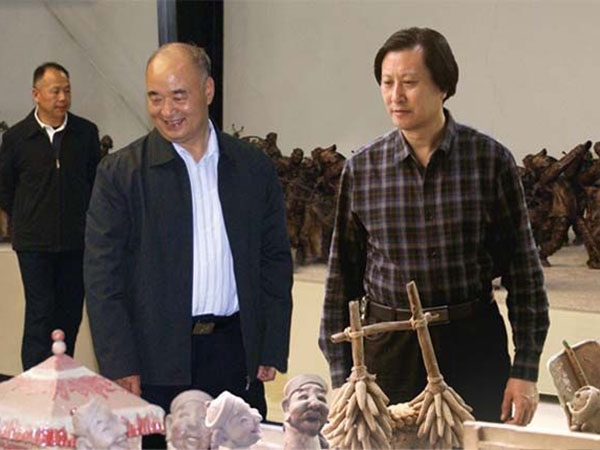 中央政治局委員、中央軍事委員會副主席許其亮來華藝雕塑視察指導，傅紹相總經(jīng)理介紹雕塑藝術(shù)