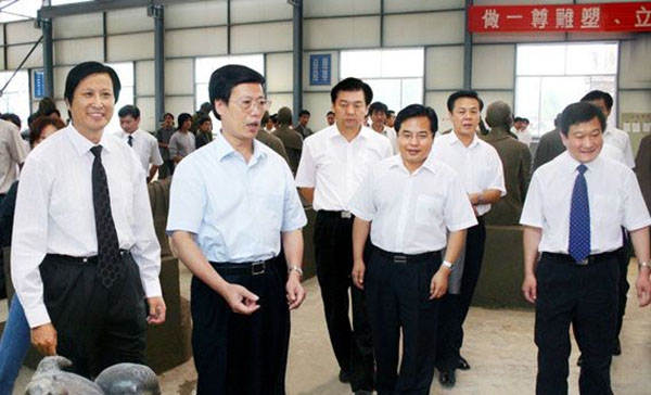 中央政治局常委、國務院副總理張高麗蒞臨華藝雕塑視察指導，傅紹相總經(jīng)理介紹雕塑藝術(shù)
