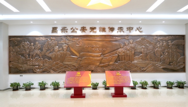 《昌樂(lè)縣公安局黨性教育傳承中心》紫銅板鍛造，尺寸：11×2.4m